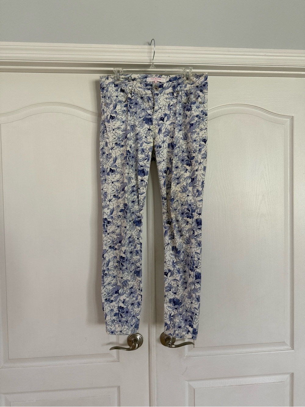 Isaac Mizrahi Blue and White Floral Skinny Jeans